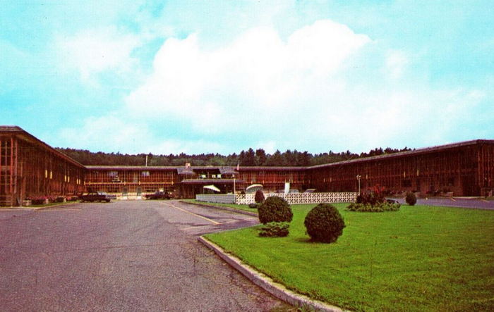 Holiday Motel (Econo Lodge Inn & Suites) - Vintage Postcard 1